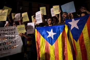 Movilización anoche para reclamar la libertad de Jordi Sànchez y Jordi Cuixart. (Pau BARRENA/AFP)