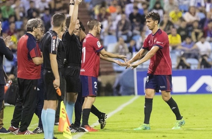 Torró, en el momento de salir lesionado en el partido ante el Zaragoza. (OSASUNA)