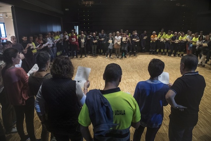 Alkate eta idazkari ohiei elkartasuna adierazteko agerraldia egin dute Pasaiako udal langileek. (Jon URBE/ARGAZKI PRESS)