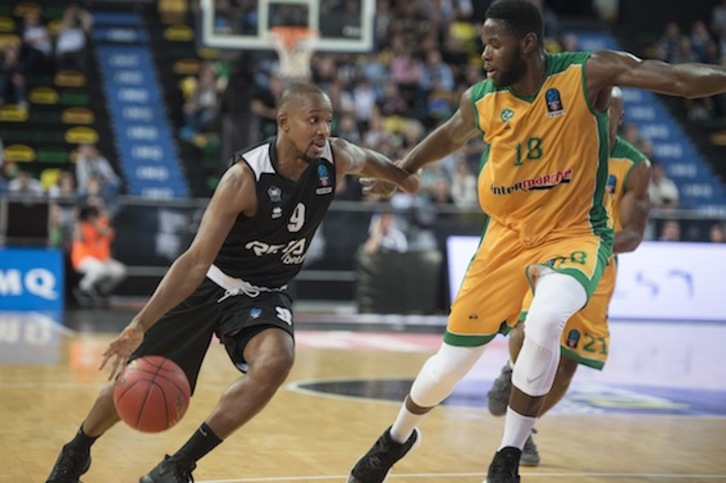 Un lance del encuentro entre Bilbao Basket y Limoges. (Monika DEL VALLE/ARGAZKI PRESS)