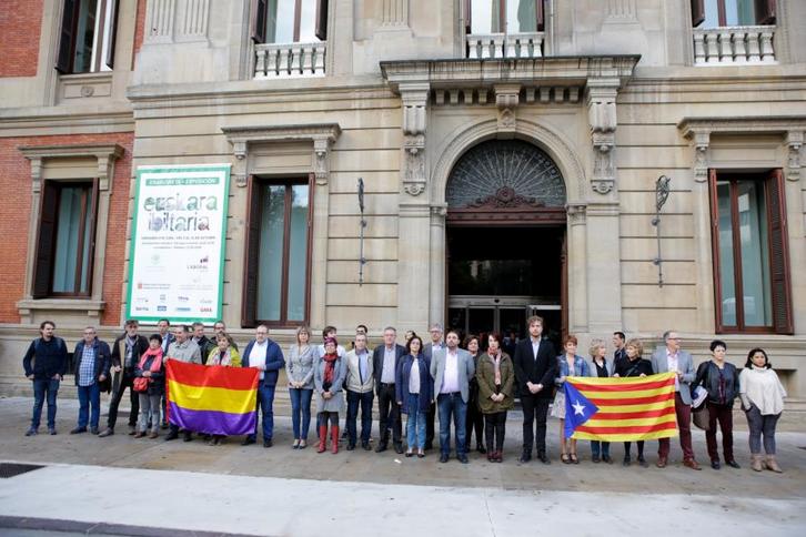 Concentración contra el encarcelamiento de Cuixart y Sànchez, ante el Parlamento navarro. (NAFARROAKO PARLAMENTUA)