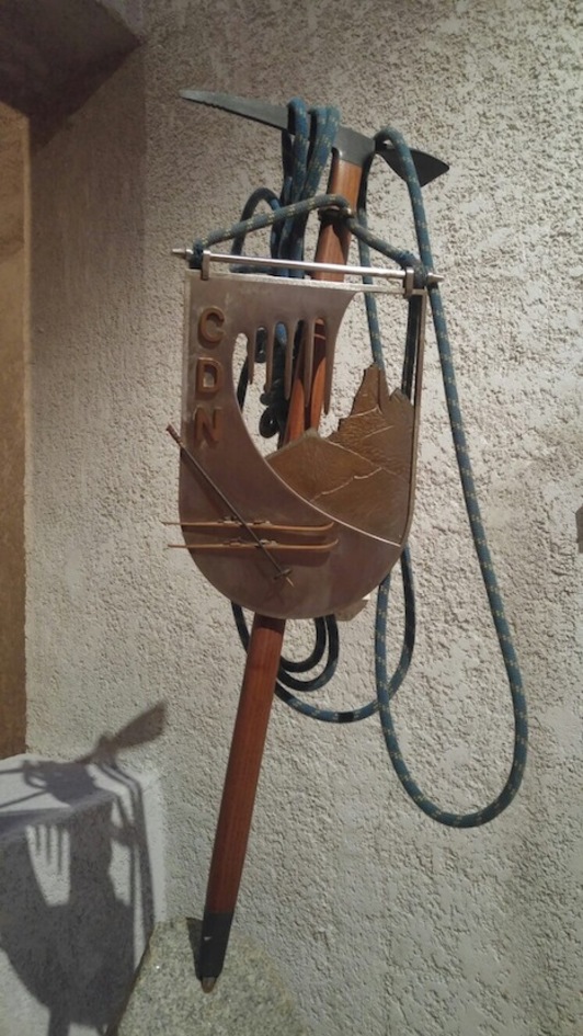 Escultura en metal del logotipo del Club Deportivo Navarra.