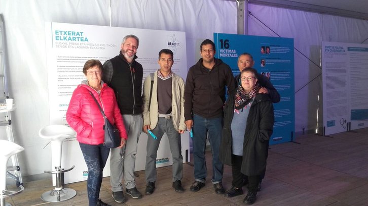 Etxerat está desarrollando estos días en Gasteiz una campaña informativa sobre las consecuencias del alejamiento. (@EtxeratElkartea)