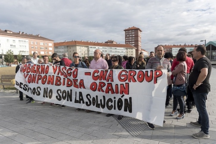 Los trabajadores se han concentrado frente a la sede del Gobierno de Lakua en Gasteiz. (Juanan RUIZ/ARGAZKI PRESS)