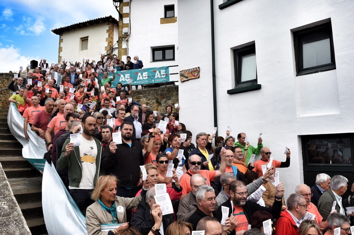 Getxoko Portu Zaharreko eskaileratan. (ARGAZKI PRESS)