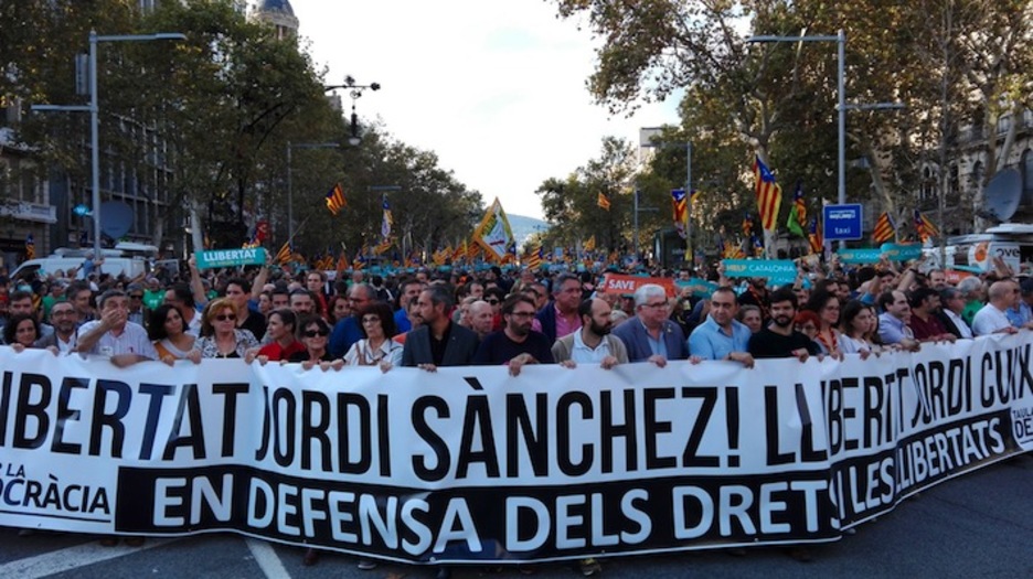 Cabecera de la manifestación, con representantes de ANC, Òmnium, CCOO y UGT. (@iontelleria)