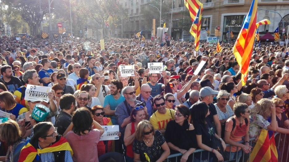 Las calles adyacentes, también abarrotadas. (@iontelleria)