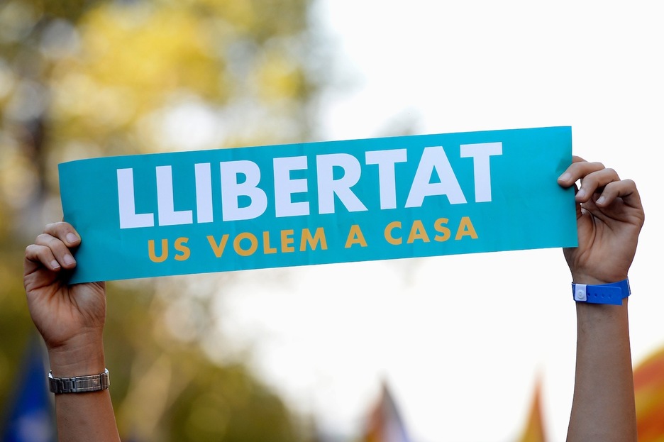 «Libertad. Os queremos en casa». (Josep LAGO/AFP)