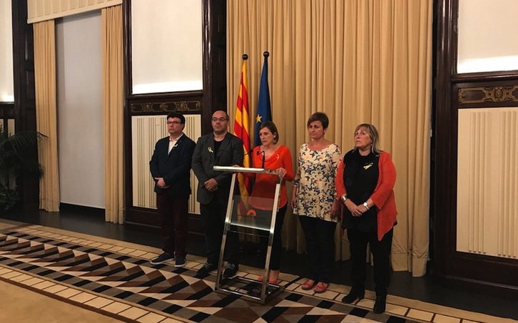 Carme Forcadell, junto a Lluís Guinó, Anna Simó, Ramona Barrufet (JxSí) y Joan Josep Nuet (SíQueEspot), en una imagen de archivo. (@ForcadellCarme)