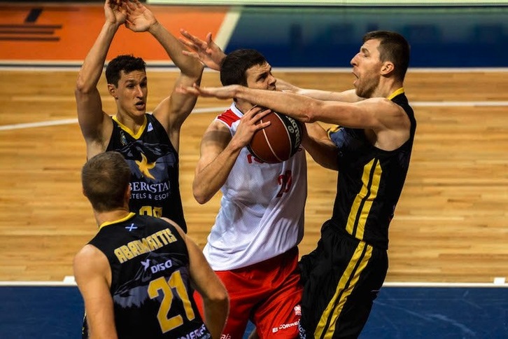 Un momento del partido entre RETABet Bilbao Basket y Tenerife. (@CDBILBAOBASKET)