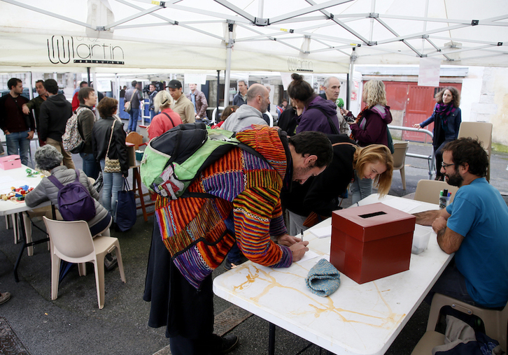 Parte hartze ariketa egin dute Baionan. (Bob EDME/ARGAZKI PRESS)