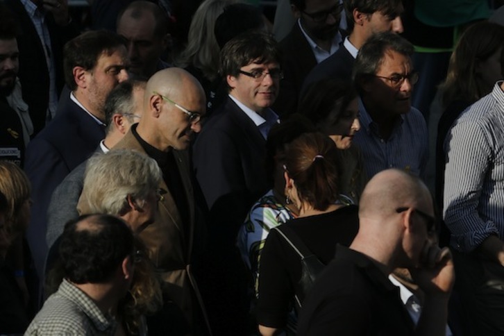 Carles Puigdemont, junto a miembros de su Govern en la manifestación del sábado en Barcelona. (Lluis GENÉ/AFP)