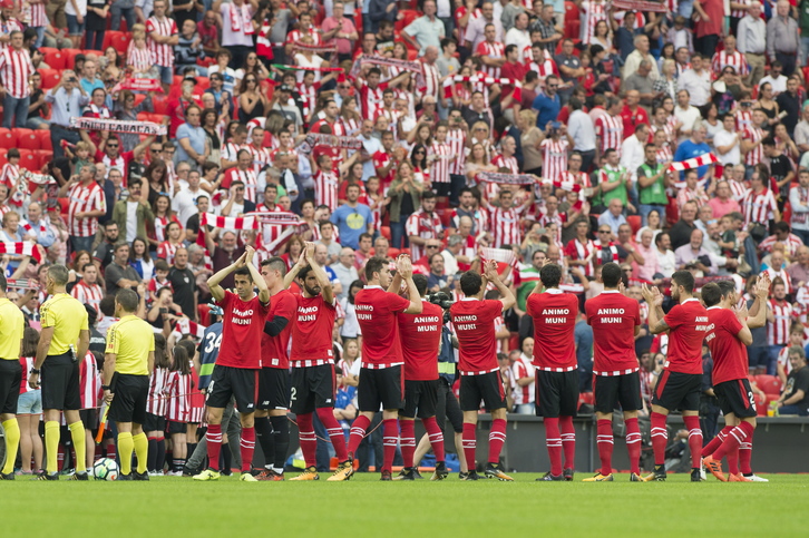 Jugadores del Athletic con camisetas en apoyo a Muniain. (Monika DEL VALLE / ARGAZKI PRESS)
