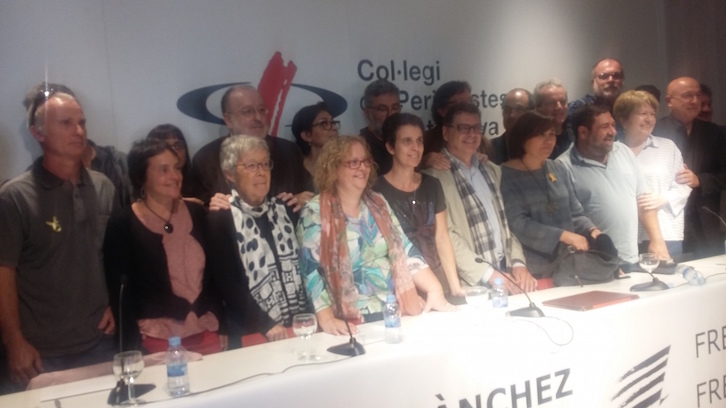 Integrantes de la Crida a la Solidaritat han comparecido hoy en Barcelona para relamar la libertad de Jordi Sànchez y Jordi Cuixart. (@MartxeloDiaz)