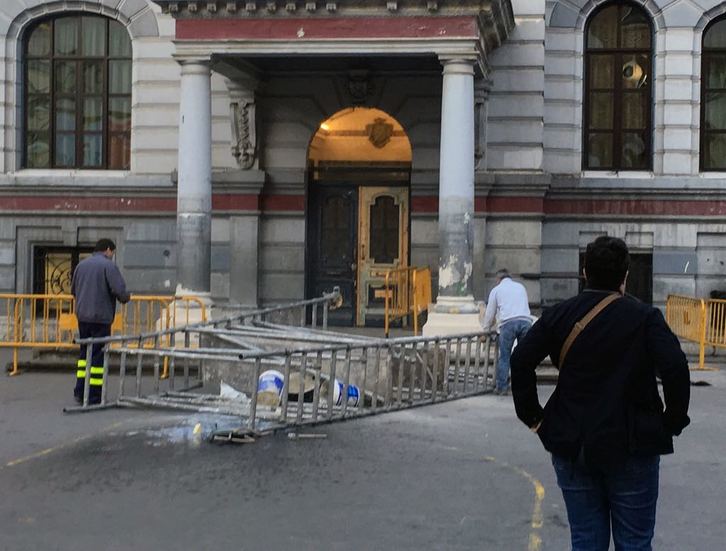 Andamio caído en la escuela de Indautxu.