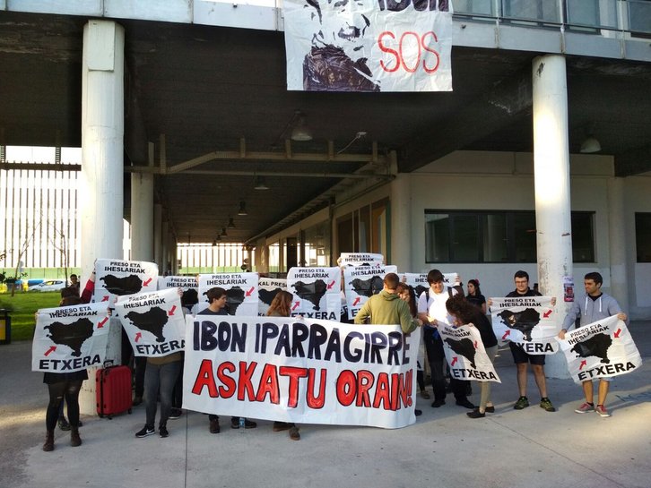 Leioako ikasleek Ibon Iparragirreren askatasuna aldarrikatu dute. (@Leioatik)