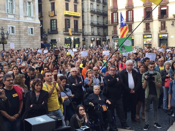 Cientos de personas se han movilizado en defensa de la Educación catalan. (@SEPC_nacional)