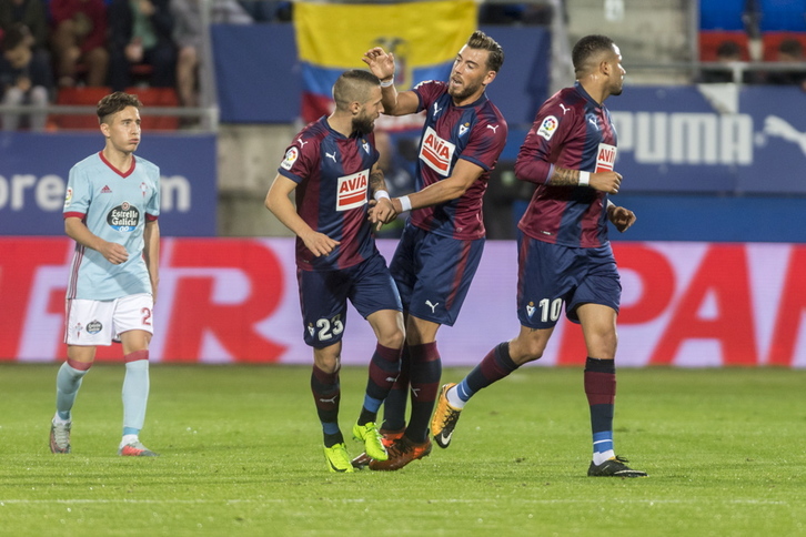 Los errores defensivos han condenado al Eibar. (ARGAZKI PRESS)