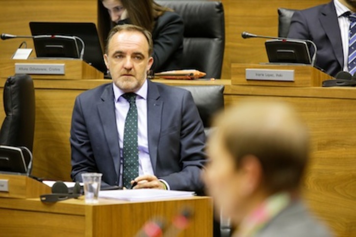Esparza ha sostenido que Uxue Barkos es «incapaz de liderar una Navarra que progrese, cada día es mas radical». (PARLAMENTO DE NAFARROA)