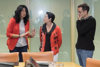Eukene Arana, de Elkarrekin Podemos, junto a los parlamentarios soberanistas Jone Goirizelaia y Julen Arzuaga, en una imagen de archivo. (Juanan RUIZ/ARGAZKI PRESS)