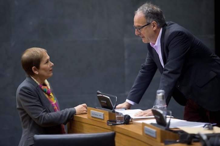 Barkos y Araiz dialogan en el Parlamento de Nafarroa. (Iñigo URIZ/ARGAZKI PRESS)