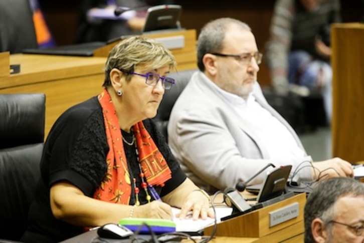 Marisa de Simón y José Miguel Nuin, durante el Debate sobre el Estado de Nafarroa. (PARLAMENTO DE NAFARROA)