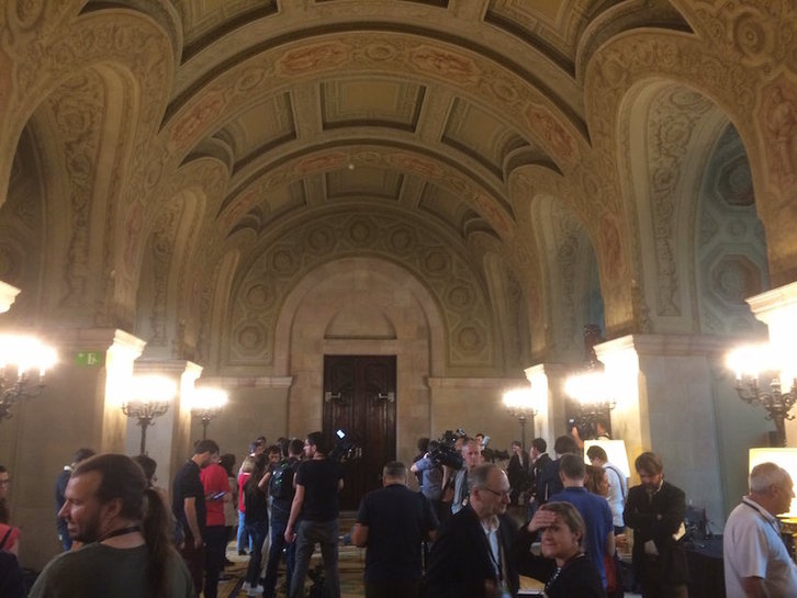 Un grupo de periodistas, en el Parlament. (@zalduariz)