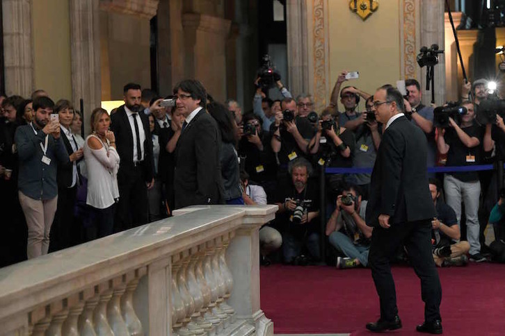Expectación en el Parlament a la llegada de Puigdemont y Turull. (Lluís GENE/AFP)
