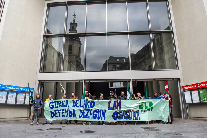 Concentración ante la entrada del metro en el Casco Viejo. (Marisol RAMIREZ / ARGAZKI PRESS)