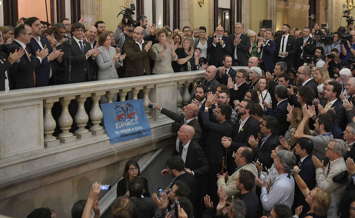 Carles Puigdemont se ha dirigido los diputados y alcaldes que han llenado la escalinata del Parlament tras aprobarse la República catalana. (Lluis GENE / AFP)