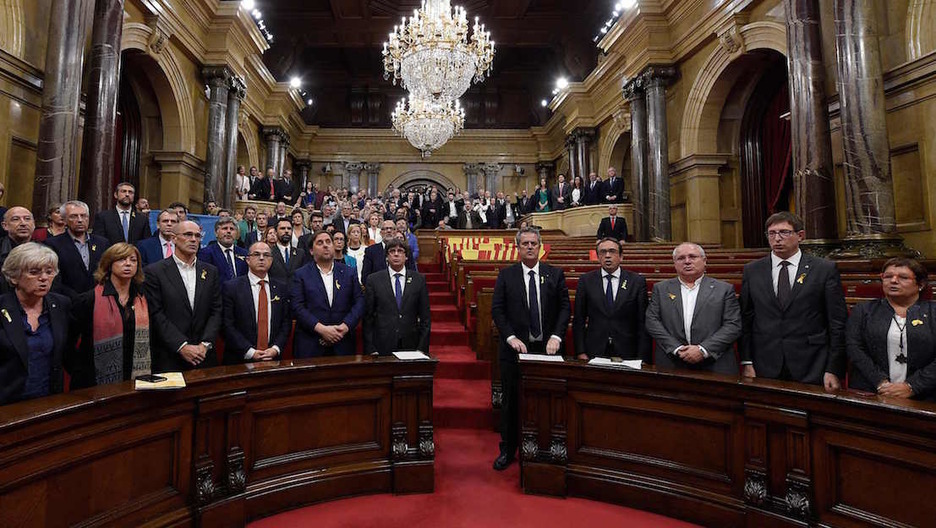 El Parlament de Catalunya ha cantado ‘Els Segadors’ al final de la sesión. (Lluis GENE / AFP)