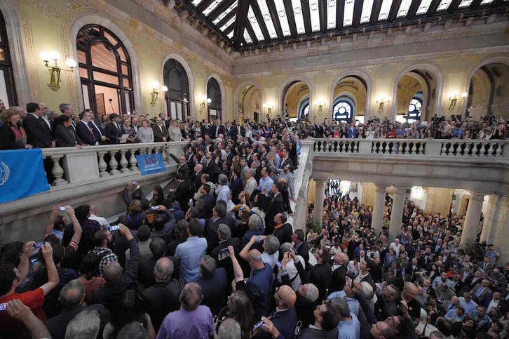 Alcaldes y alcaldesas de Catalunya en las escalinatas del Parlament. (Lluis GENE / AFP)