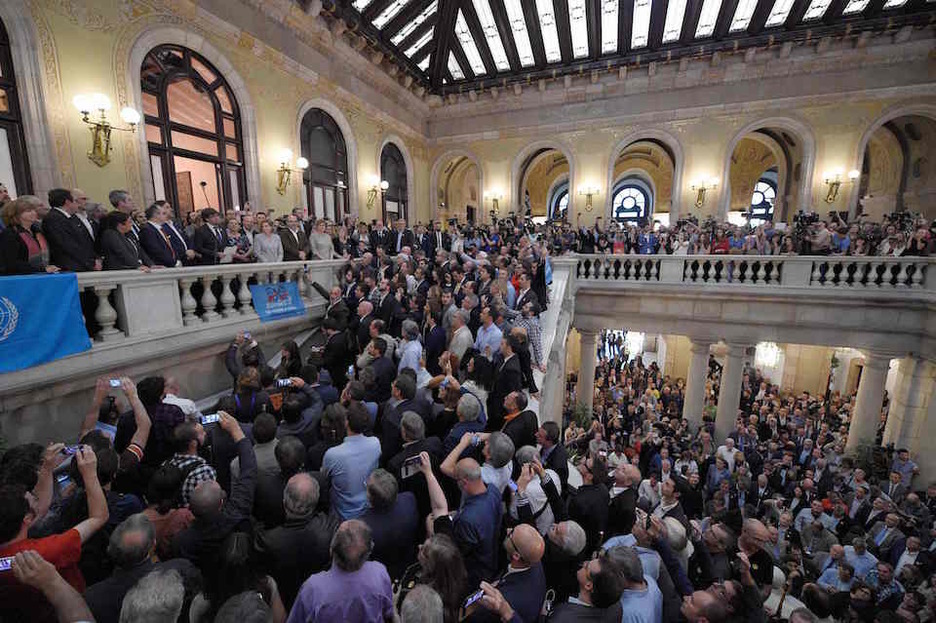 Alcaldes y alcaldesas de Catalunya han llenado las escalinatas del Parlament. (Lluis GENE / AFP)