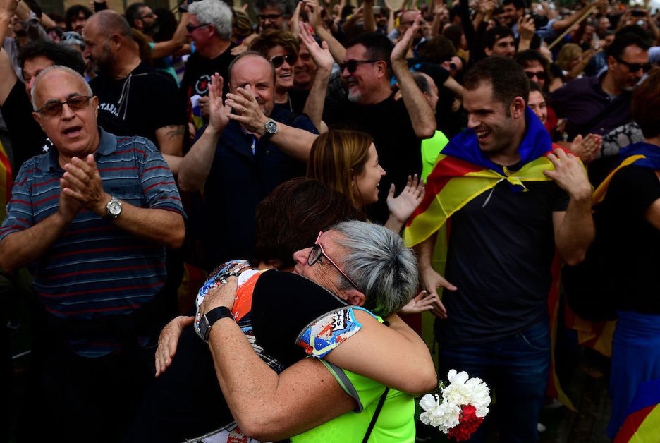 Besarkadak eta txaloak, independentzia deklarazioaren ostean. (Pierre-Phillipe MARCOU / AFP)