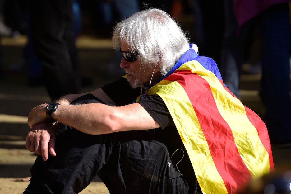 Irratira itsasita egon dira herritarrak Parlamenteko atarian. (Pierre-Phillippe MARCOU / AFP)