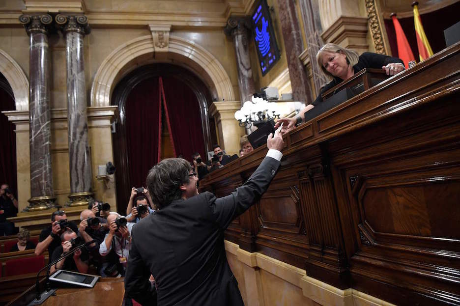 Irribarrez eman du botoa Puigdemontek. (Lluis GENE / AFP)