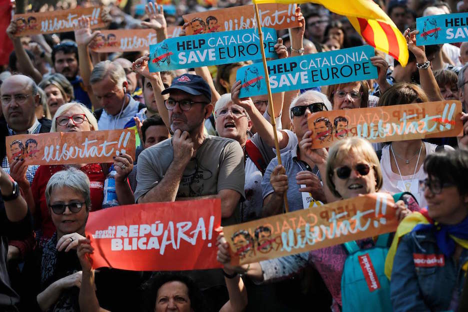 ‘Republica ara’, mezu argia kalean. (Pau BARRENA / AFP)