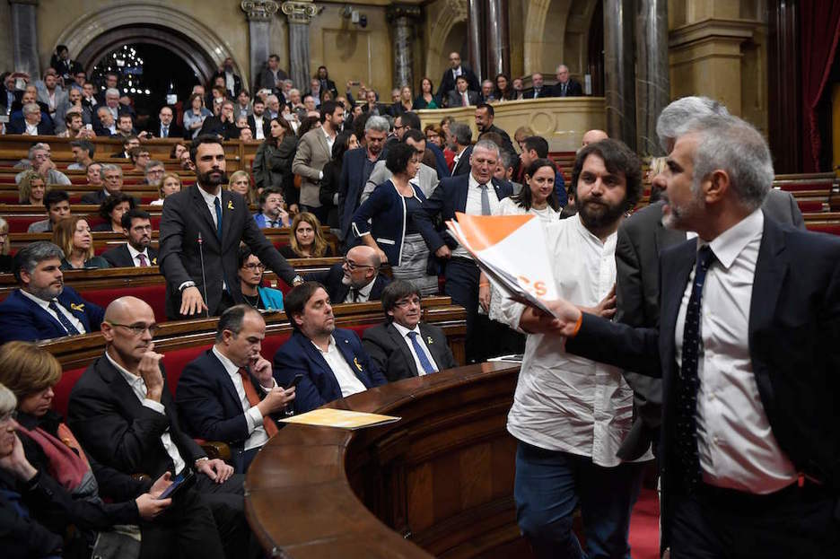 Carrizosa (Ciutadans) JxSi-ko diputatuei oldartu zaie alde egin aurretik. (Lluis GENE / AFP)