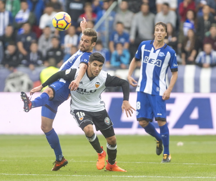 Bostetik bost porrot Alavesek etxean. (Juanan RUIZ/ARGAZKI PRESS)