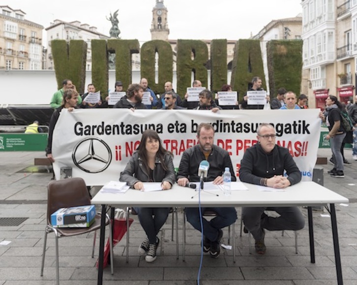 Trabajadores de Mercedes se han concentrado en la plaza de la Virgen Blanca, en Gasteiz. (Juanan RUIZ/ARGAZKI PRESS)