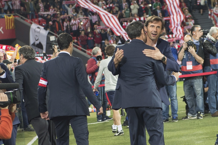 Ziganda y Valverde se saludan al finalizar el partido. (Monika DEL VALLE / ARGAZKI PRESS)