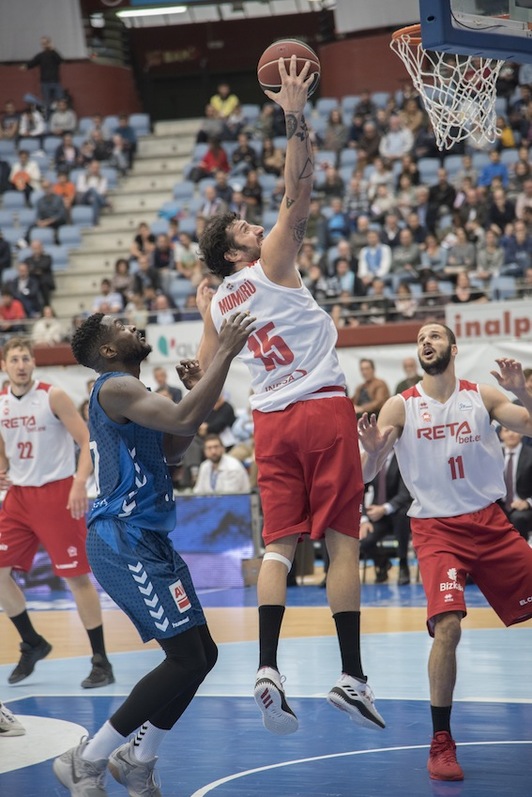 Álex Mumbrú, en un lance del encuentro. (A. CANELLADA/ARGAZKI PRESS)