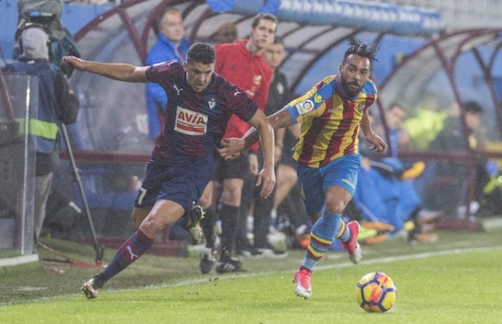 Ander Capa pugna por un balón. (Andoni CANELLADA/ARGAZKI PRESS)