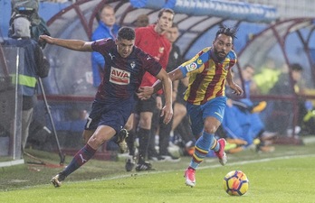 Ander Capa pugna por un balón. (Andoni CANELLADA/ARGAZKI PRESS)