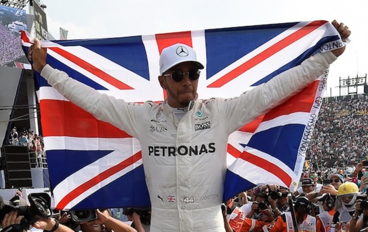 Hamilton posa tras proclamarse tetracampeón del mundo. (Alfredo ESTRELLA/AFP)