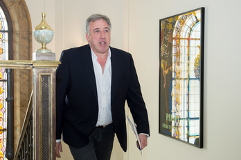 Asiron sube las escaleras antes de la rueda de prensa. (Iñigo URIZ/ARGAZKI PRESS)