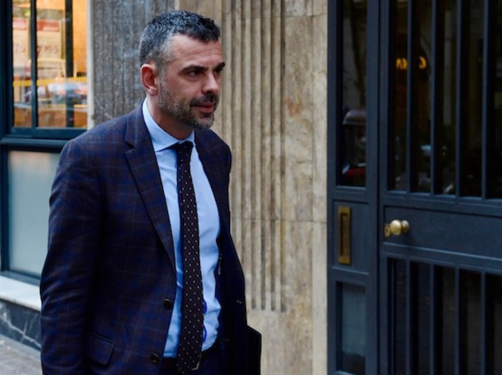 El exconseller de Empresa Santi Vila, entrando ayer en la sede de su partido. (Pierre-Philipe MARCOU/AFP)