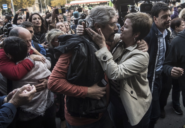 Anna Simó, secretaria primera de la Mesa del Parlament, ha recibido una calurosa despedida en Sants. (Jagoba MANTEROLA/ARGAZKI PRESS)