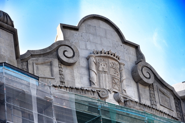 El escudo con el águila imperial ha sido eliminado del edificio de Hacienda en la plaza Elíptica. (ARGAZKI PRESS)