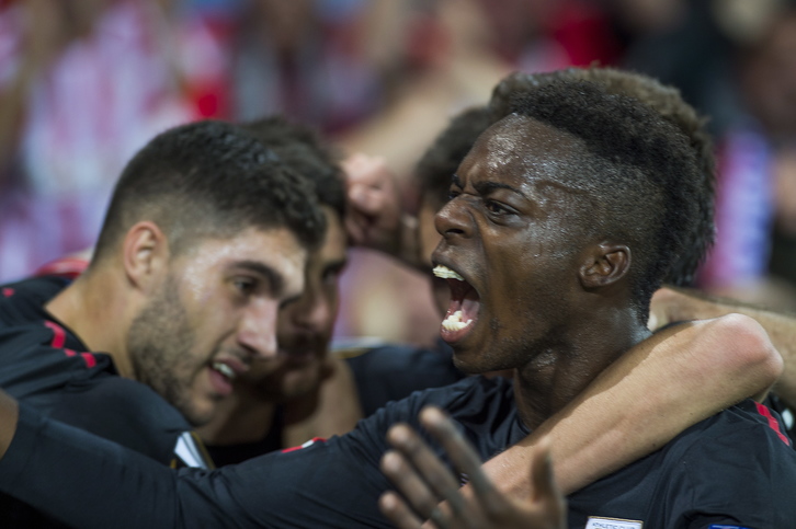 Los jugadores del Athletic celebran el gol de Aduriz. (Luis JAUREGIALTZO / ARGAZKI PRESS)